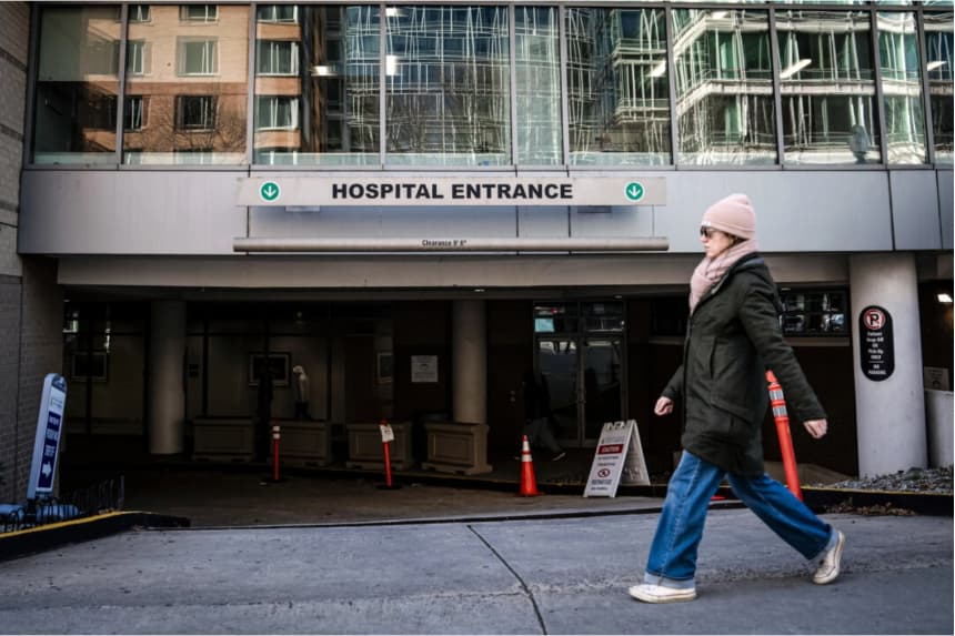 Una mujer pasa por un hospital en Washington el 2 de enero de 2025. (Madalina Vasiliu/The Epoch Times)
