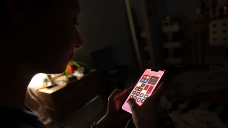Médicos británicos comparan los daños de las redes sociales en los niños con el tabaco