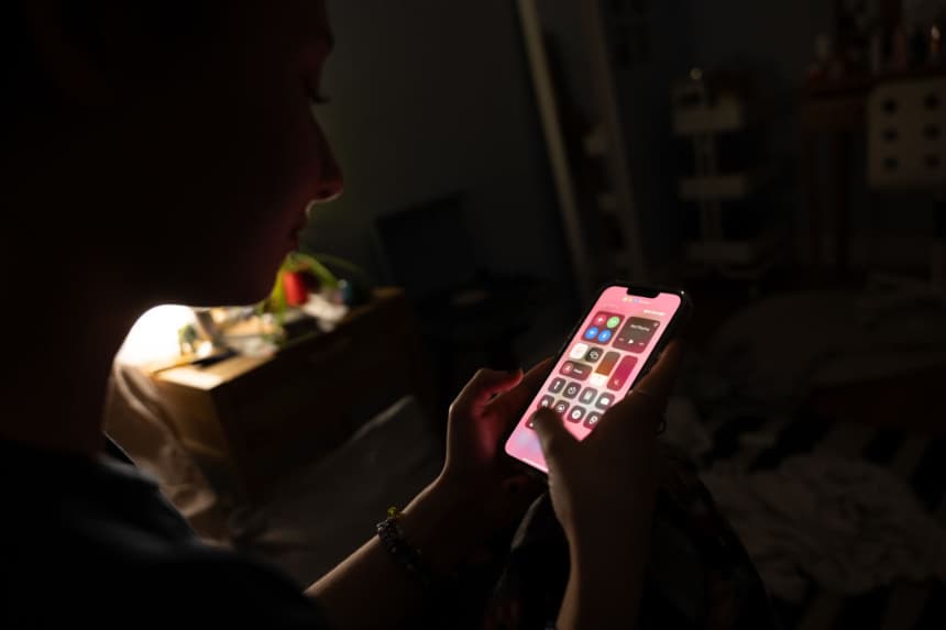 En esta ilustración fotográfica, una adolescente usa su teléfono móvil para acceder a las redes sociales el 31 de enero de 2024 en la ciudad de Nueva York. (Ilustración fotográfica de Spencer Platt/Getty Images)