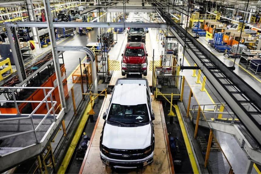 El camión Ford F-150 de 2024 se ensambla en la planta de camiones de Dearborn en Dearborn, Michigan, el 11 de abril de 2024. (Carlos Osorio/File/AP Photo)