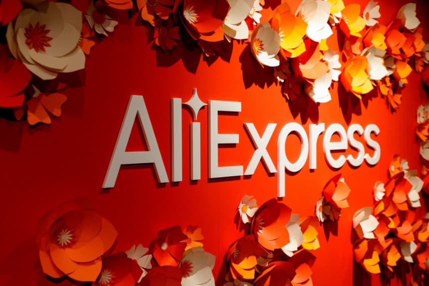 Logotipo de AliExpress en una tienda pop-up en París el 24 de septiembre de 2020. (Geoffroy Van Der Hasselta/AFP a través de Getty Images).