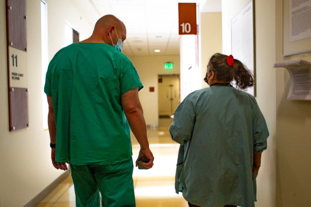 Miembros del personal del hospital caminan por un pasillo del Centro Médico UCI en Orange, California, el 16 de diciembre de 2020. (John Fredricks/The Epoch Times).