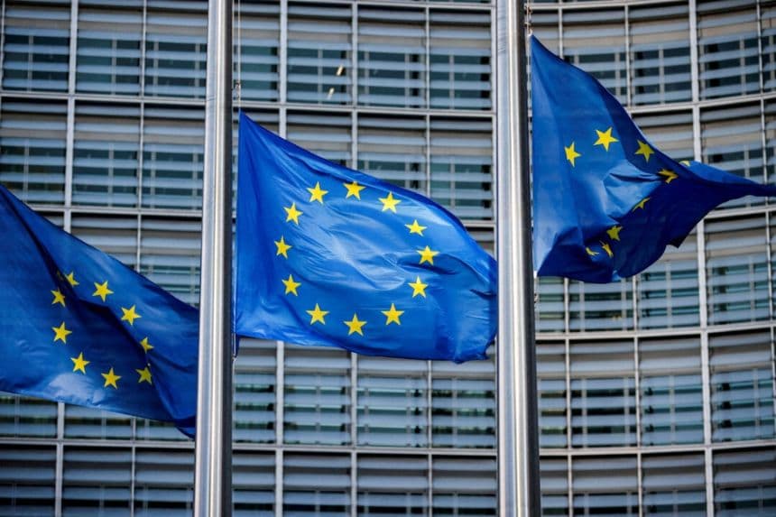 Banderas de la Unión Europea ondean frente a la sede de la Comisión Europea, en Bruselas, el 1 de marzo de 2023. (Johanna Geron/Reuters)
