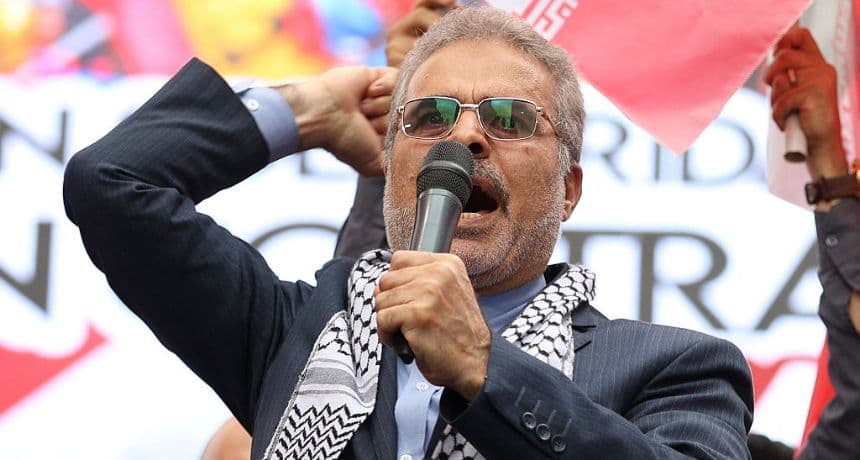 El embajador de Irán en Venezuela, Ali Chegini, habla durante una manifestación contra los ataques entre Israel e Irán, el 19 de junio de 2025. (PEDRO MATTEY/AFP a través de Getty Images)