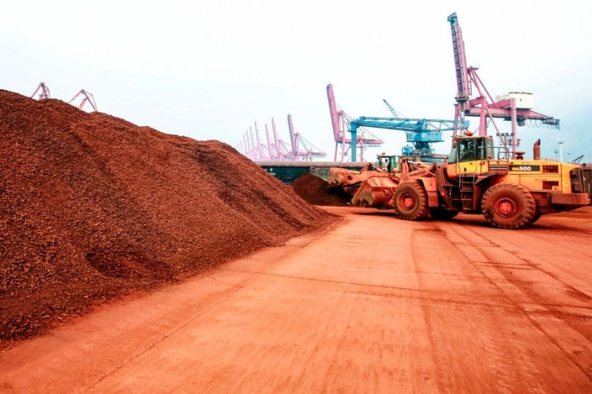 Una pala mecánica traslada tierra que contiene minerales de tierras raras en un puerto de Lianyungang, provincia de Jiangsu, China, el 5 de septiembre de 2010. (AFP vía Getty Images)