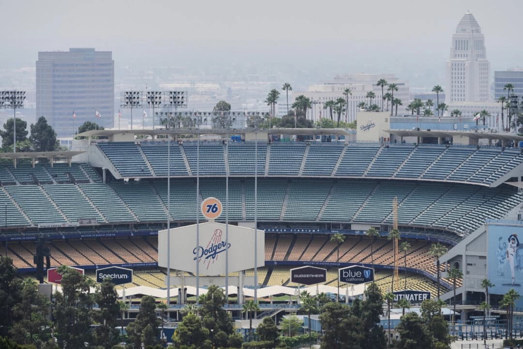 Dodgers prometen 1 millón de dólares para ayudar a familias de inmigrantes ilegales afectadas por el ICE