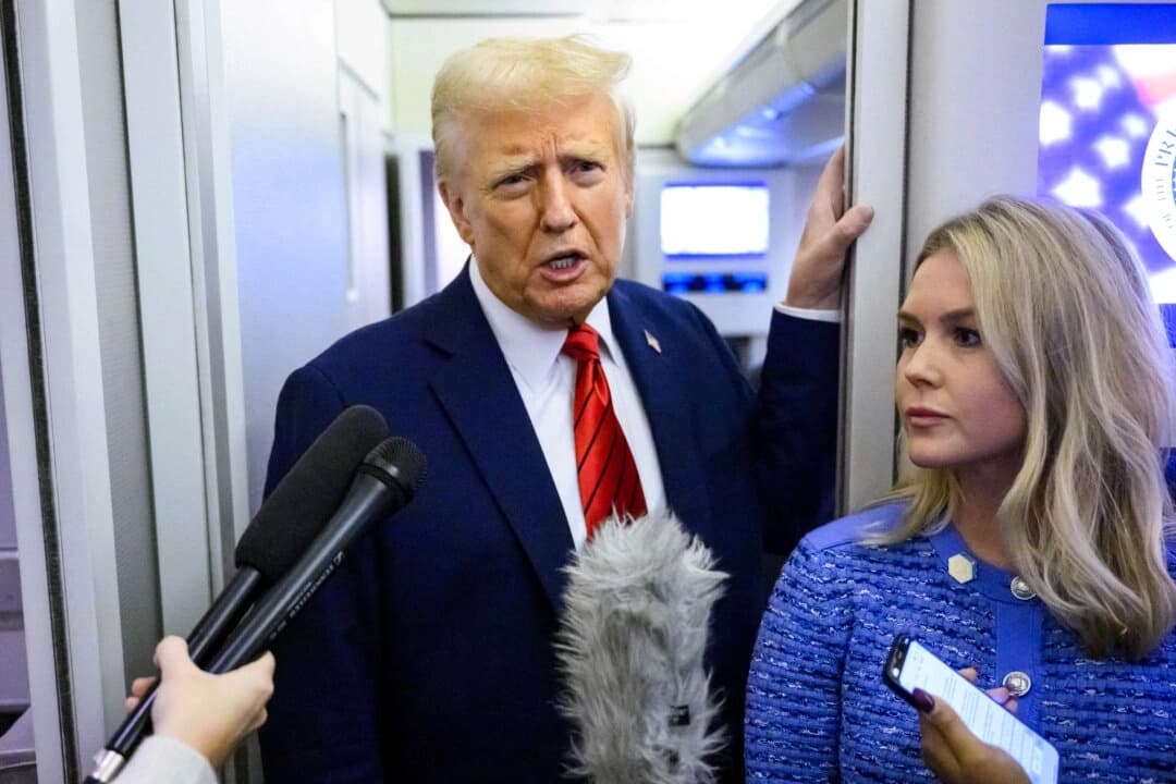 El presidente Donald Trump, observado por la secretaria de prensa de la Casa Blanca, Karoline Leavitt, habla con los periodistas mientras viaja en el Air Force One de camino a la Base Conjunta Andrews, el 27 de enero de 2025. (Mandel Ngan/AFP a través de Getty Images)