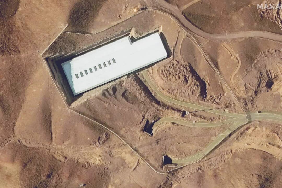 Esta imagen satelital proporcionada por Maxar Technologies muestra la planta de enriquecimiento de Fordo, en Irán, el 24 de enero de 2025. (Maxar Technologies vía AP)