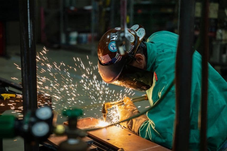 Un trabajador siderúrgico en su puesto de trabajo en Dayton, Ohio. (Megan Jelinger/AFP a través de Getty Images)