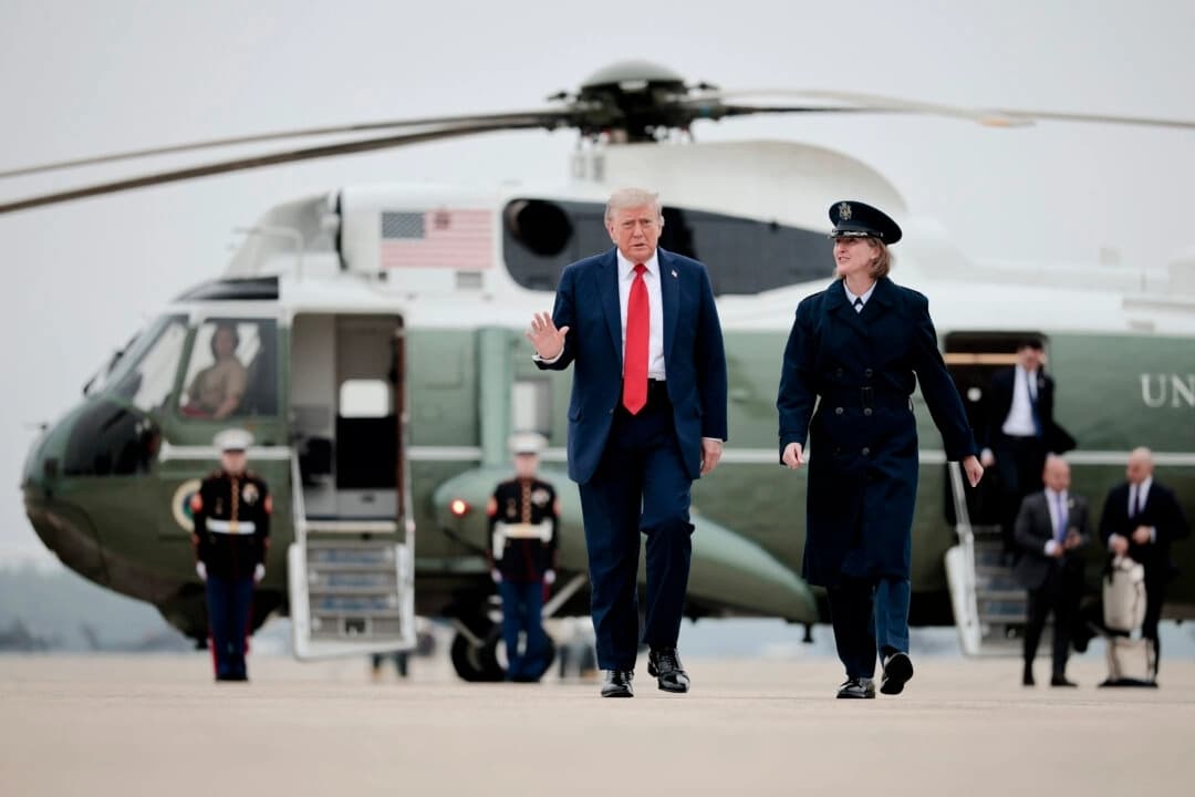 El presidente Donald Trump camina por la pista antes de subir al Air Force One para viajar a la cumbre de líderes del G7 en Canadá el 15 de junio de 2025. (Chip Somodevilla/Getty Images)
