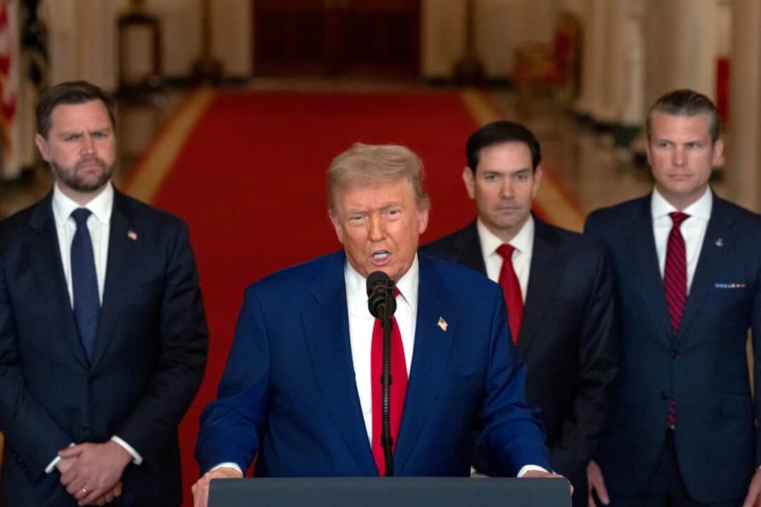 El presidente Donald Trump pronuncia un discurso a la nación acompañado por el vicepresidente JD Vance, el secretario de Estado Marco Rubio y el secretario de Defensa Pete Hegseth desde la Casa Blanca en Washington el 21 de junio de 2025. (Carlos Barria - Pool/Getty Images)