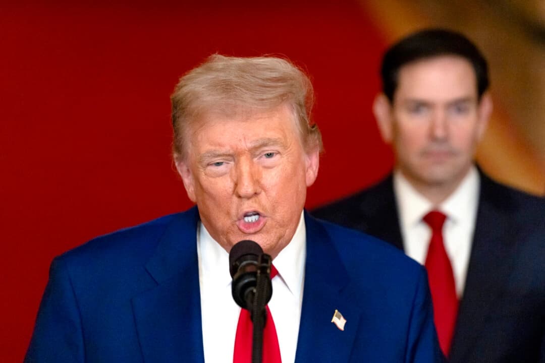El presidente Donald Trump se dirige a la nación desde la Casa Blanca el 21 de junio de 2025. (Carlos Barria/Pool/AFP vía Getty Images)