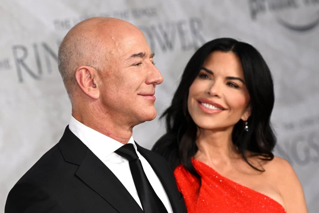 Jeff Bezos y Lauren Sánchez asisten al estreno mundial de "El señor de los anillos: Los anillos de poder" en el Odeon Luxe Leicester Square de Londres el 30 de agosto de 2022. (Jeff Spicer/Jeff Spicer/Getty Images para Prime Video).