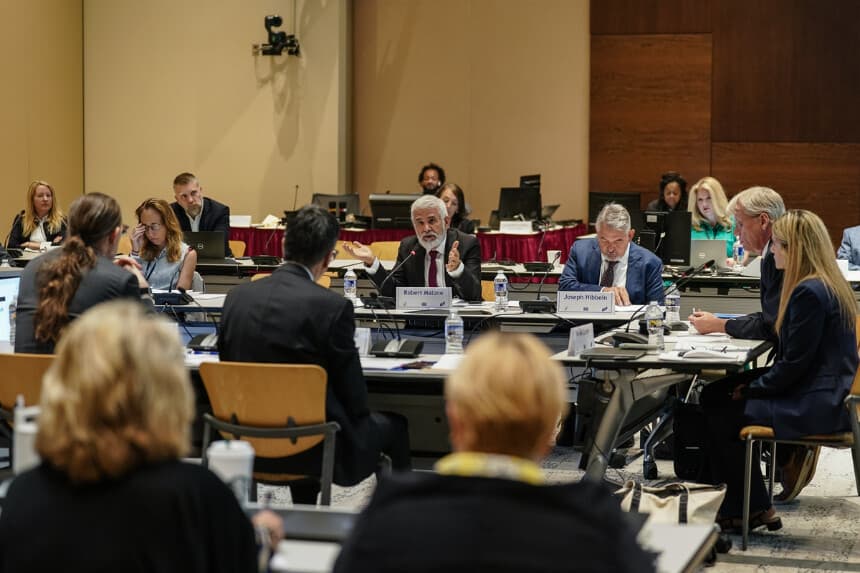El Dr. Robert Malone habla durante una reunión del Comité Asesor sobre Prácticas de Inmunización de los CDC en la sede de los CDC en Atlanta el 25 de junio de 2025. (Elijah Nouvelage/Getty Images).