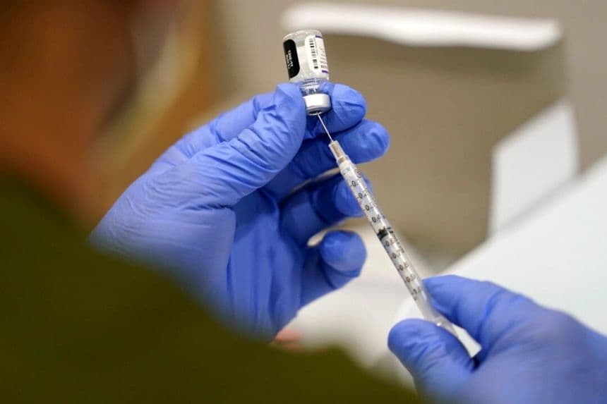 Un trabajador sanitario llena una jeringa con la vacuna contra la COVID-19 de Pfizer en el Jackson Memorial Hospital el 5 de octubre de 2021, en Miami. (Foto AP/Lynne Sladky, archivo)