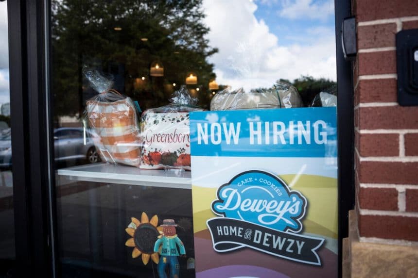 Cartel de «Se busca personal» en una cafetería de Greensboro, Carolina del Norte, el 19 de septiembre de 2024. (Madalina Vasiliu/The Epoch Times)