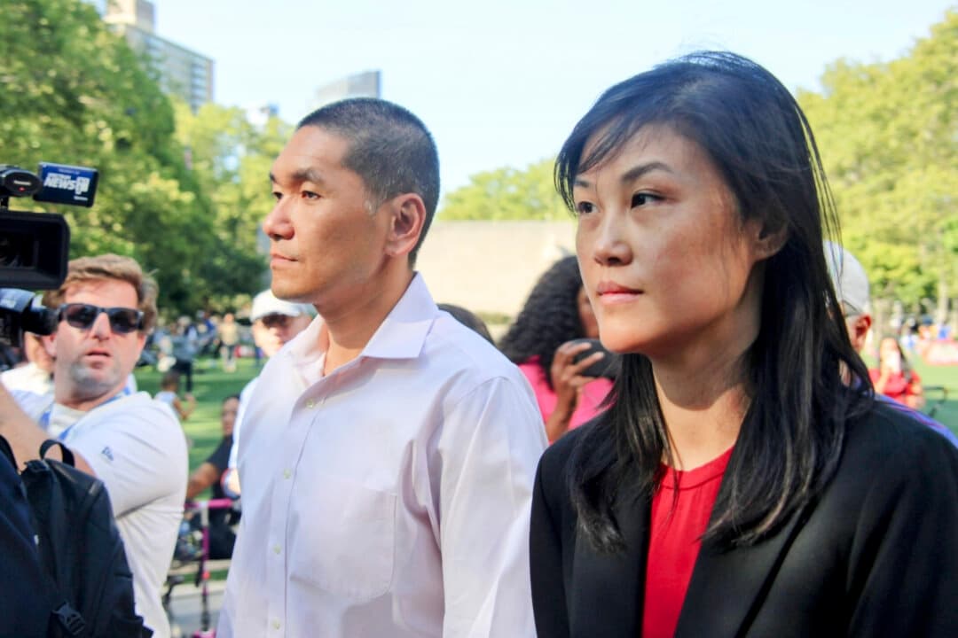Linda Sun (derecha), exasesora de la gobernadora de Nueva York, Kathy Hochul, y su marido, Chris Hu, salen de una corte federal del distrito neoyorquino de Brooklyn, el 3 de septiembre de 2024. (Huang Xiaotang/The Epoch Times)
