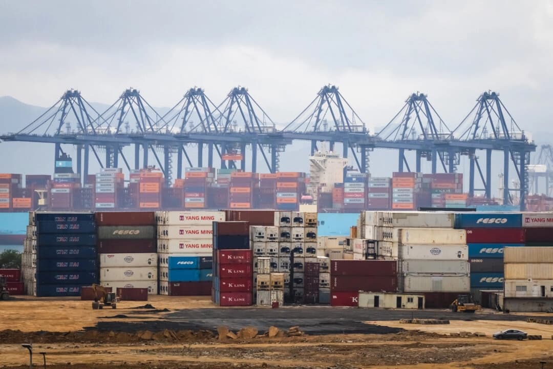 Contenedores de transporte en la Terminal Internacional de Contenedores de Yantian, en Shenzhen, China, el 12 de abril de 2025. (Cheng Xin/Getty Images).