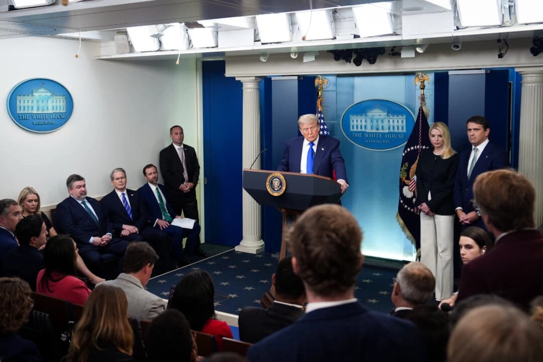 El presidente Donald Trump habla con los periodistas en la sala de prensa James S. Brady de la Casa Blanca el 27 de junio de 2025. (Madalina Kilroy/The Epoch Times)