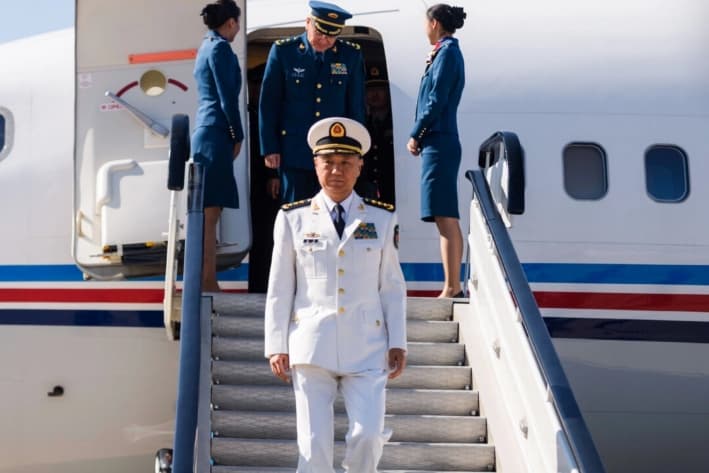El almirante Miao Hua (centro), director del departamento de asuntos políticos de la Comisión Militar Central de China, desembarca de su avión tras llegar al Aeropuerto Internacional de Pyongyang, Corea del Norte, el 14 de octubre de 2019. (Kim Won Jin/AFP vía Getty Images)