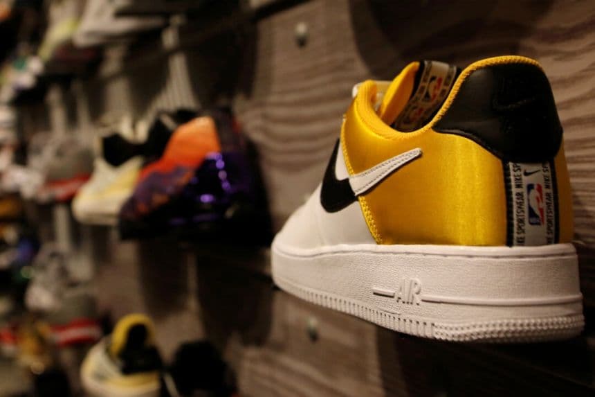 Un par de zapatillas Air Force de Nike con el logotipo de la NBA expuestas en una tienda Nike en Beijing. (Tingshu Wang/Reuters)