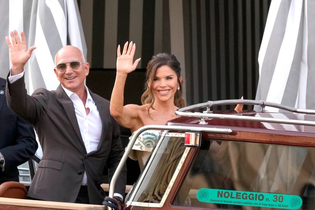 Jeff Bezos (izquierda) y Lauren Sánchez salen de un hotel para asistir a la recepción previa a su boda en Venecia, Italia, el 26 de junio de 2025. (Luca Bruno/Foto de AP)
