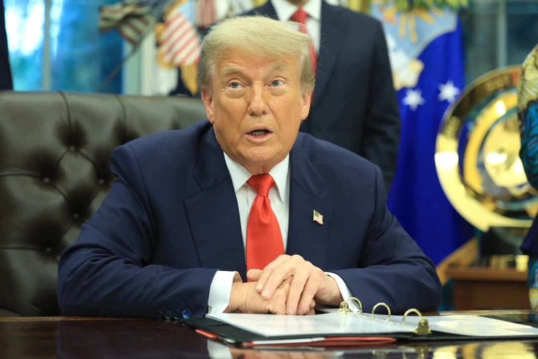 El presidente de Estados Unidos, Donald Trump, pronuncia un discurso durante su reunión con el ministro de Asuntos Exteriores y Cooperación de Ruanda, Olivier Nduhungirehe, y la ministra de Asuntos Exteriores de la República Democrática del Congo, Thérèse Kayikwamba Wagner, en la Oficina Oval de la Casa Blanca el 27 de junio de 2025. (Joe Raedle/Getty Images)