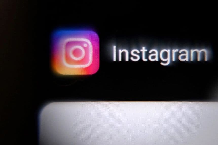 El logotipo de la red social Instagram en la pantalla de un smartphone el 14 de marzo de 2022. (AFP vía Getty Images)