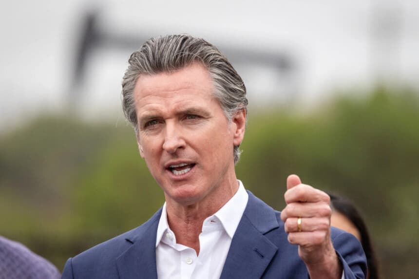 Gobernador Newsom firma presupuesto de California que abordará déficit de USD 12,000 millones