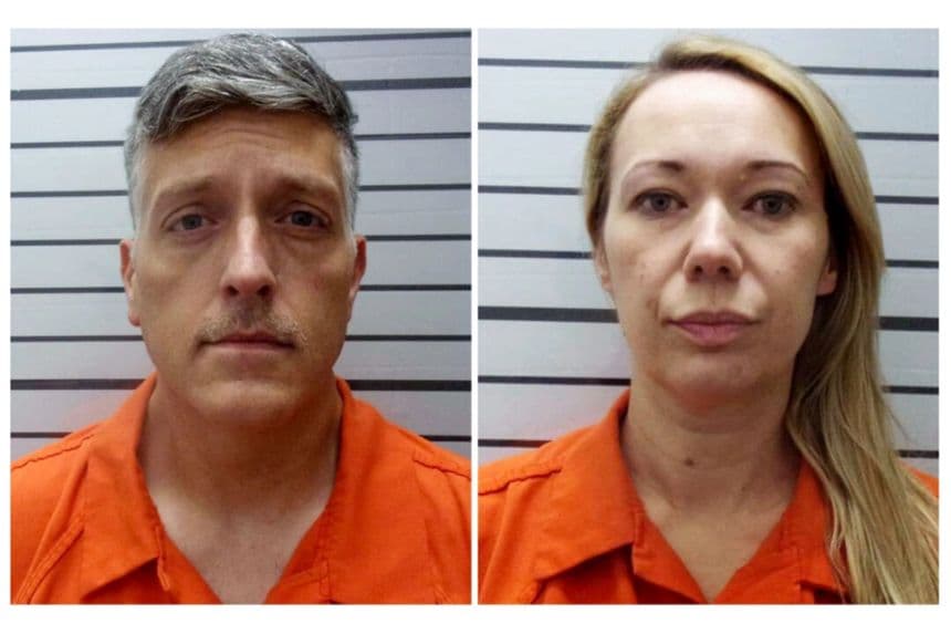 Esta combinación de imágenes muestra a Jon Hallford (izquierda) y Carie Hallford. (Oficina del sheriff del condado de Muskogee a través de AP)