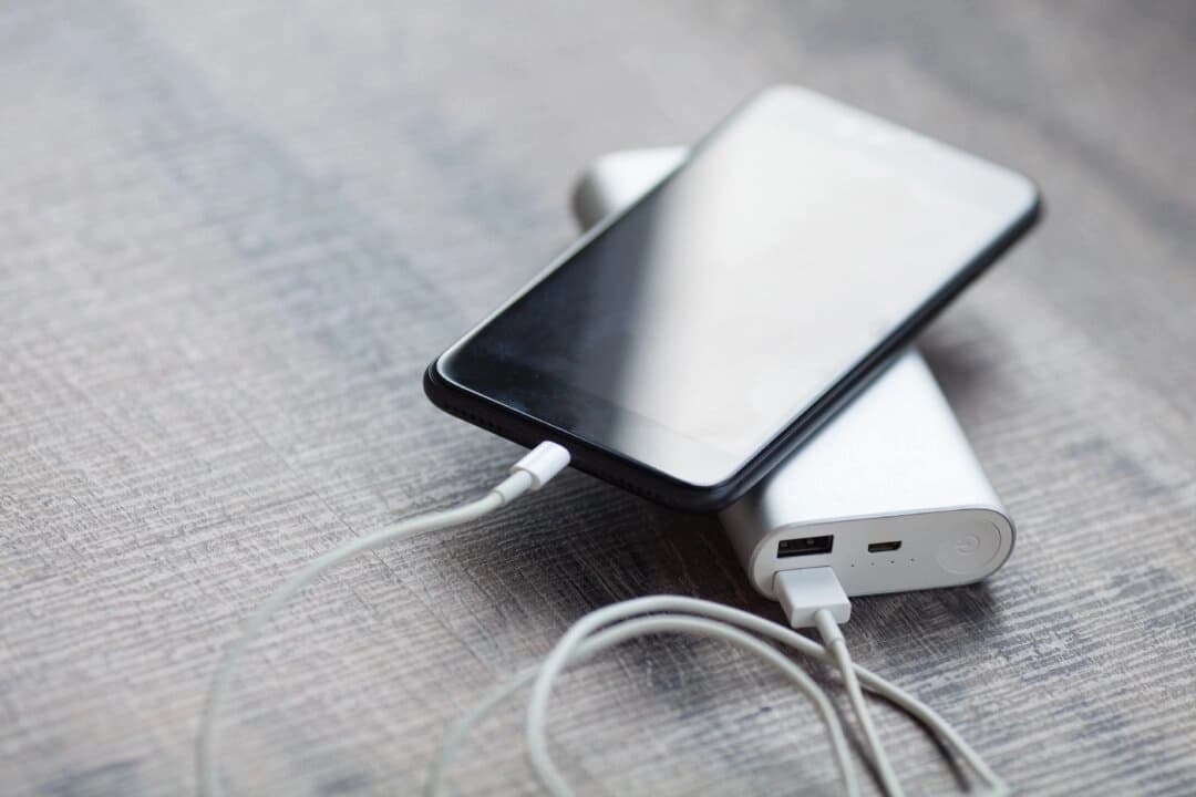 Fotografía de archivo sin fecha de un smartphone cargándose con un cargador portátil. (LTim/Shutterstock).