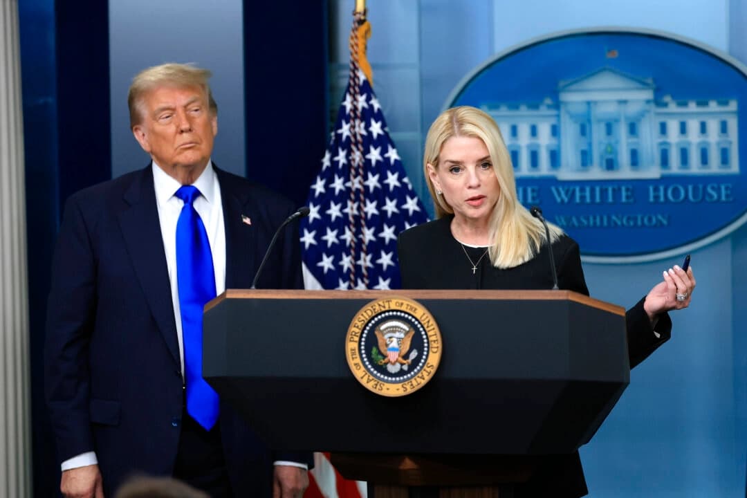 La fiscal general Pam Bondi habla junto al presidente Donald Trump sobre las recientes sentencias de la Corte Suprema, en la sala de prensa de la Casa Blanca el 27 de junio de 2025. (Joe Raedle/Getty Images)