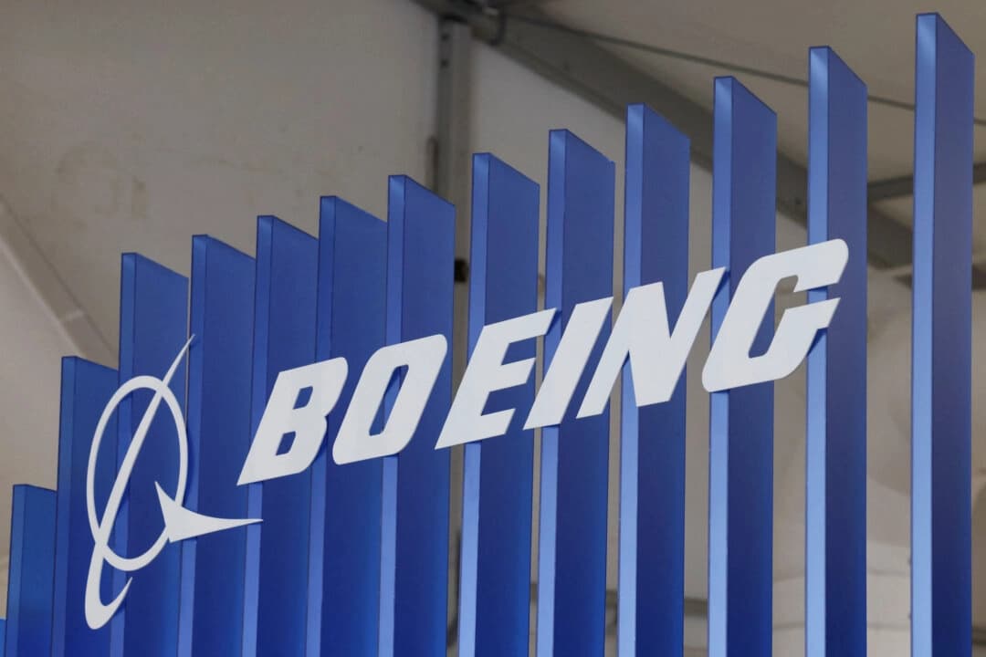 El logotipo de Boeing en el Salón Aeronáutico Internacional de Australia, celebrado en Avalon, Australia el 26 de marzo de 2025. (Hollie Adams/Reuters).