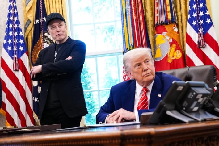 Elon Musk y el presidente Donald Trump escuchan preguntas de los periodistas en la Oficina Oval de la Casa Blanca, en Washington, el 30 de mayo de 2025. (Kevin Dietsch/Getty Images)