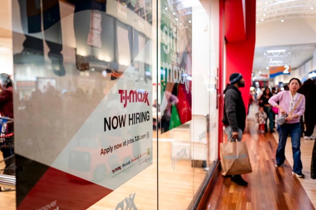 Cartel de "Se contrata" durante el Black Friday en un centro comercial de Hanover, Maryland, el 29 de noviembre de 2024. (Madalina Vasiliu/The Epoch Times)