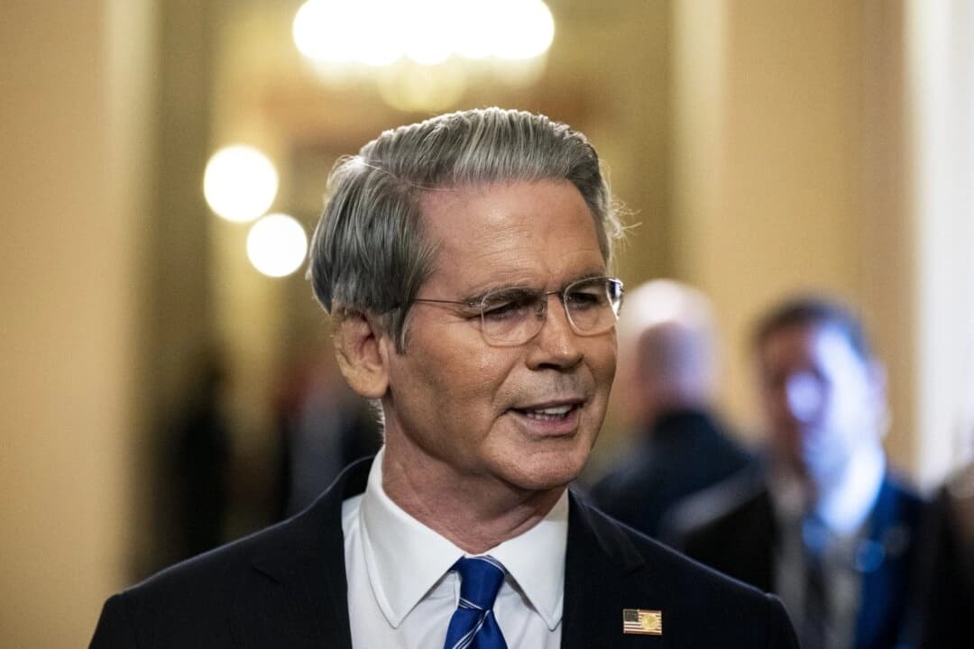 El secretario del Tesoro de EE. UU., Scott Bessent, habla con los periodistas tras un almuerzo republicano en el Senado, en el Capitolio de Washington, el 27 de junio de 2025. (Al Drago/Getty Images)