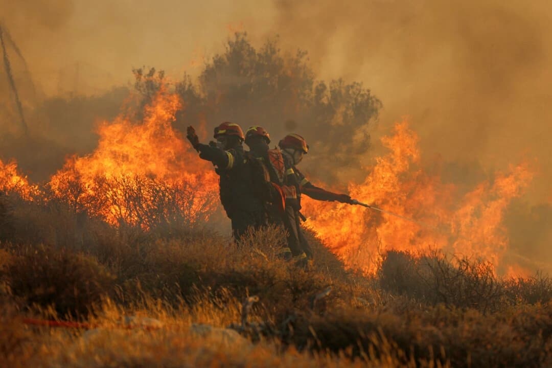 Evacuan hoteles y viviendas en la isla griega de Creta debido a un incendio forestal fuera de control