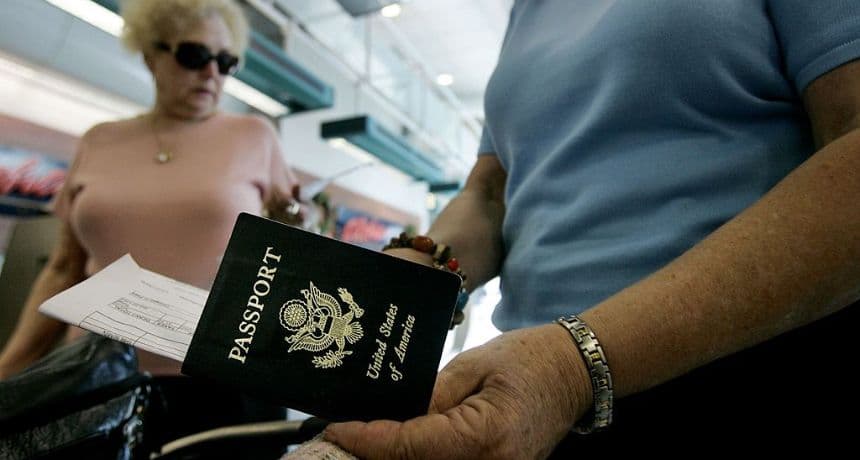 Los viajeros sacan sus pasaportes antes de hacer el check-in en el Aeropuerto Internacional de San Diego, el 8 de enero de 2006 en San Diego, California. (Sandy Huffaker/Getty Images)