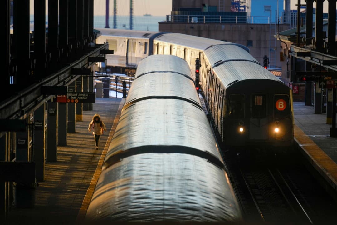 Adolescente muere tras ser encontrado inconsciente en el techo de un tren del metro de Nueva York