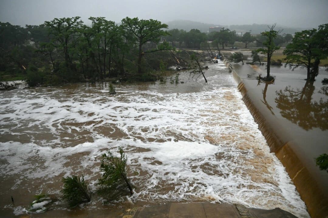 Aumentan a 82 los muertos por las inundaciones en Texas, entre ellos 28 niños; Trump planea una visita