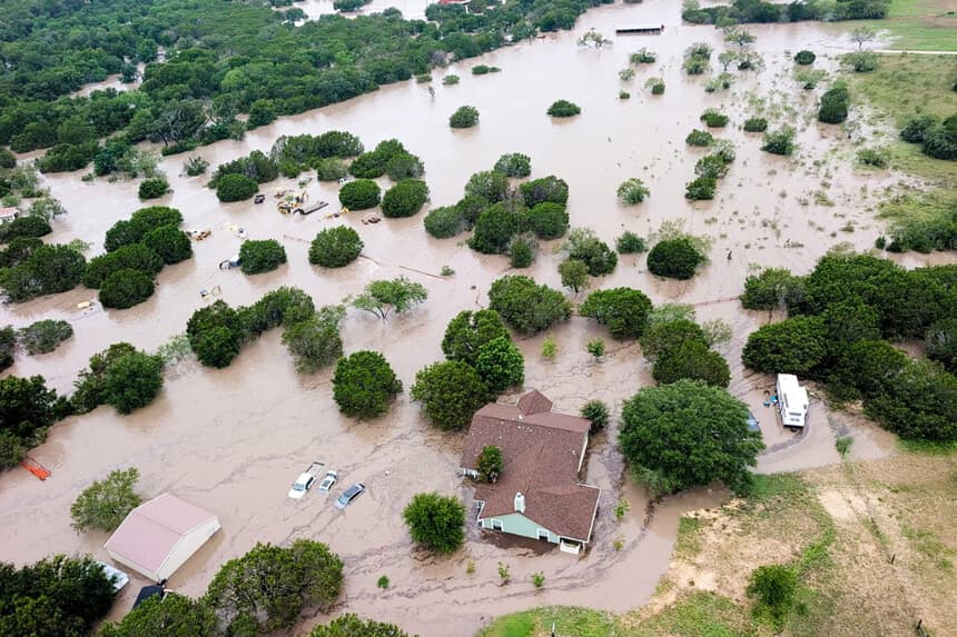 Casas y automóviles parcialmente sumergidos por las aguas en una panorámica aérea cerca de Kerrville, Texas, el 4 de julio de 2025. (Guardia Costera de EE. UU./Imagen facilitada por Reuters).