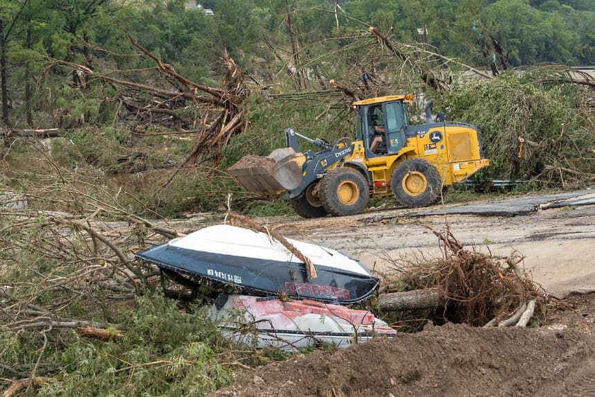 Equipos trabajan para retirar los escombros del puente Cade Loop a lo largo del río Guadalupe en Ingram, Texas, el 5 de julio de 2025. (Rodolfo González/AP Photo).