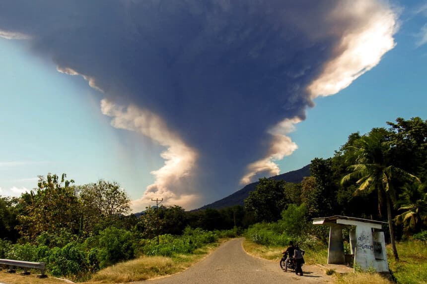 El monte Lewotobi Laki-laki entra en erupción, visto desde la aldea de Nangahale, en Sikka, Nusa Tenggara Oriental, Indonesia, el 7 de julio de 2025. (Arnold Welianto/AFP a través de Getty Images).
