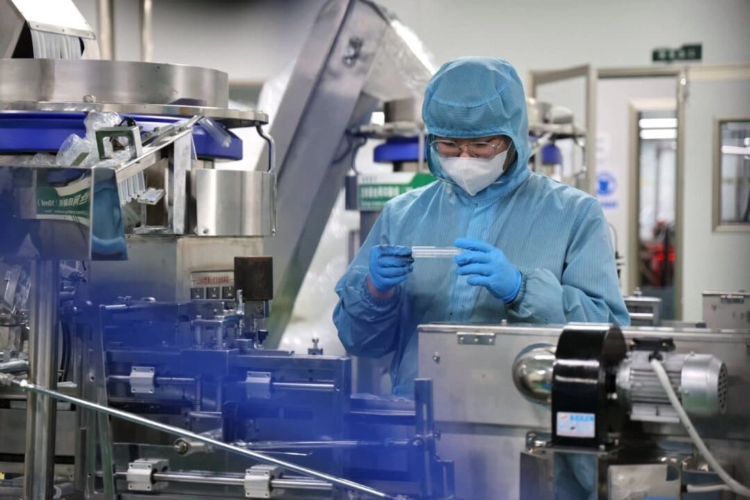 Un trabajador produce suministros médicos que se exportarán en una fábrica de Binzhou, en la provincia oriental china de Shandong, el 15 de junio de 2023. (STR/AFP a través de Getty Images)
