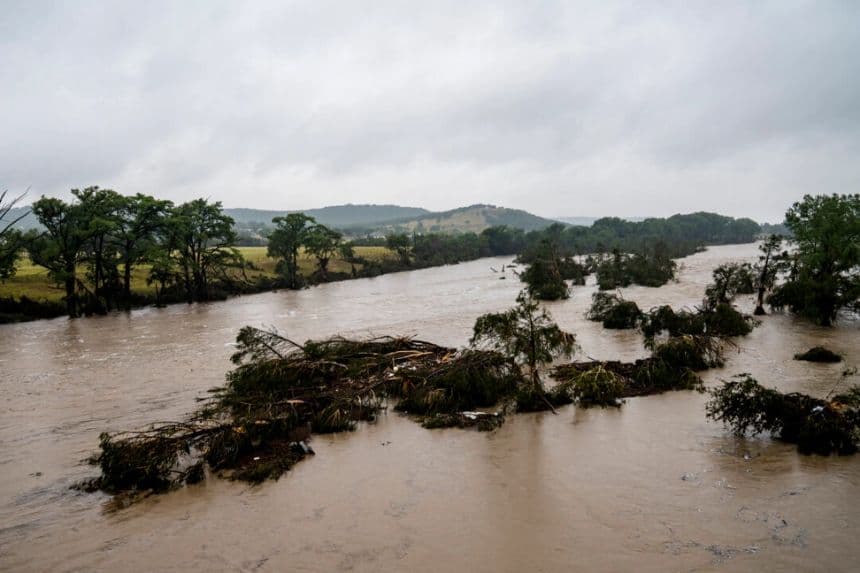 La cantautora texana Julia Hatfield sobrevive a inundaciones mortales: "Es una devastación total"