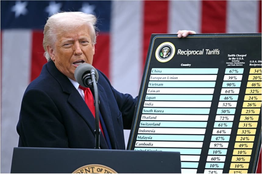 El presidente de EE. UU. Donald Trump sostiene un gráfico mientras pronuncia un discurso sobre aranceles recíprocos en la Casa Blanca, el 2 de abril de 2025. (Brendan Smialowski/AFP vía Getty Images)