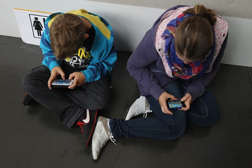 Niños juegan videojuegos en sus smartphones en una imagen de archivo. (Sean Gallup/Getty Images)