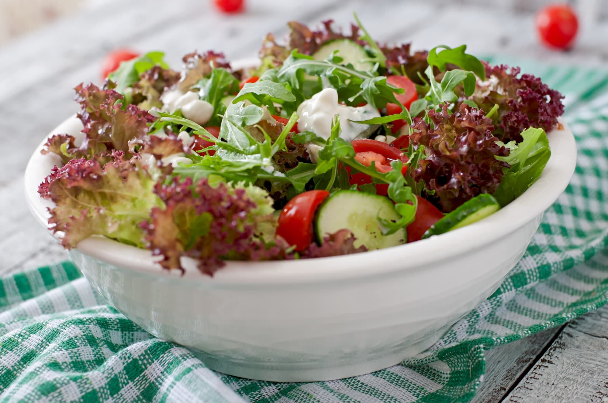 Ensalada dietética con requesón, hierbas y verduras. Imagen ilustrativa. (timolina/Freepik)