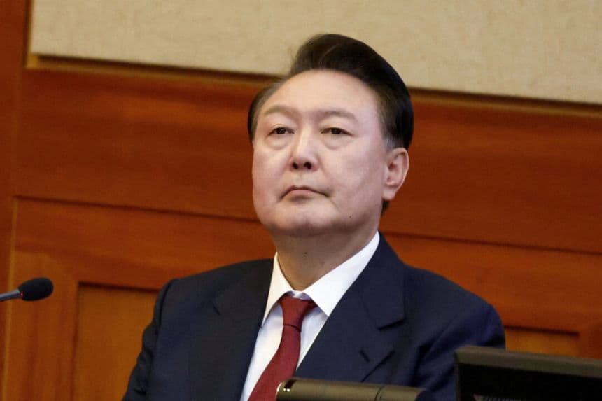 El presidente surcoreano Yoon Suk Yeol asiste a la cuarta vista de su juicio político por la breve imposición de la ley marcial en el Tribunal Constitucional de Seúl, Corea del Sur, el 23 de enero de 2025. (Joen Heon-Kyun/Pool vía Reuters)