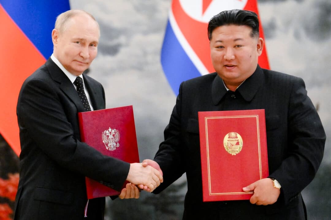 En esta fotografía compartida por la agencia estatal rusa Sputnik, el presidente ruso, Vladimir Putin (izq.), estrecha la mano del líder norcoreano, Kim Jong Un, tras una ceremonia de firma tras sus conversaciones bilaterales en la residencia estatal de Kumsusan en Pyongyang, Corea del Norte, el 19 de junio de 2024. (Kristina Kormilitsyna / Pool/AFP vía Getty Images)